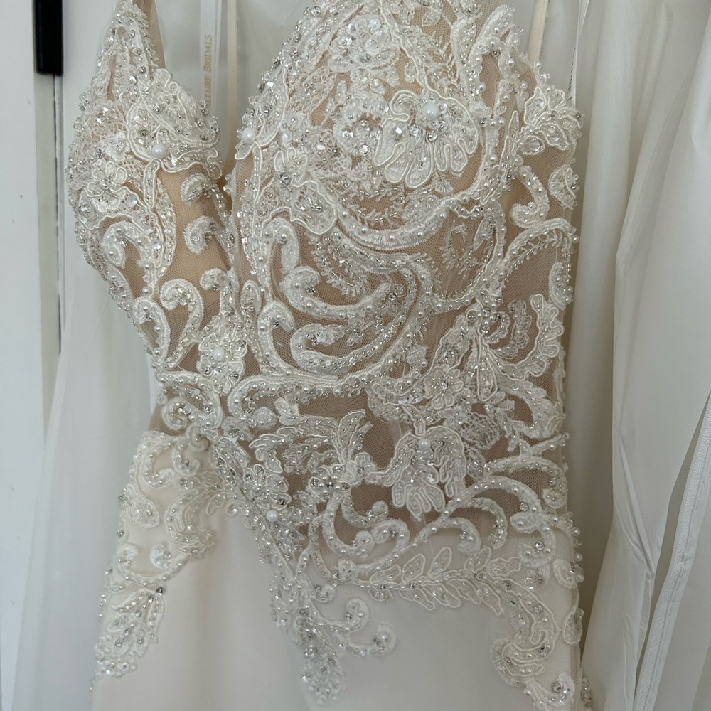 Never Worn mermaid Wedding dress 😍 the details are to die for size 4